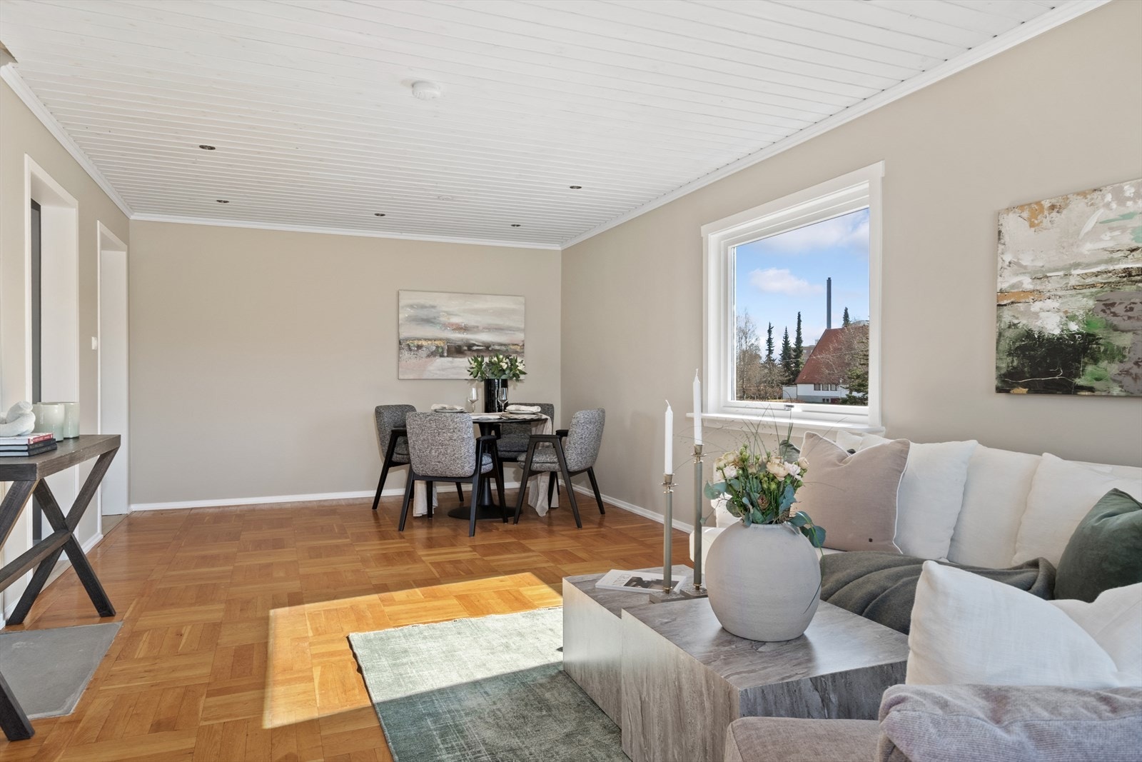 Her er det fint plass til både sofaløsning med tilhørende møblement og spisestue. Galleribilde