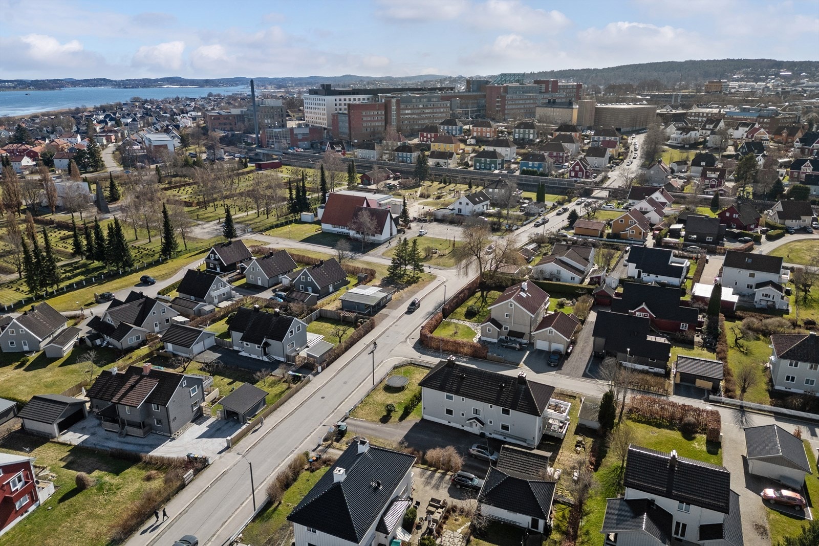 Fra eiendommen er det umiddelbar nærhet til barnehager, Byskogen skole (1-10 klasse), Greveskogen Videregående og Wang toppidrettssenter, ishall, tennisbaner, turnhall, håndballhall, fotballhall, fotballbaner og treningssenter ved Gressbanen. Galleribilde