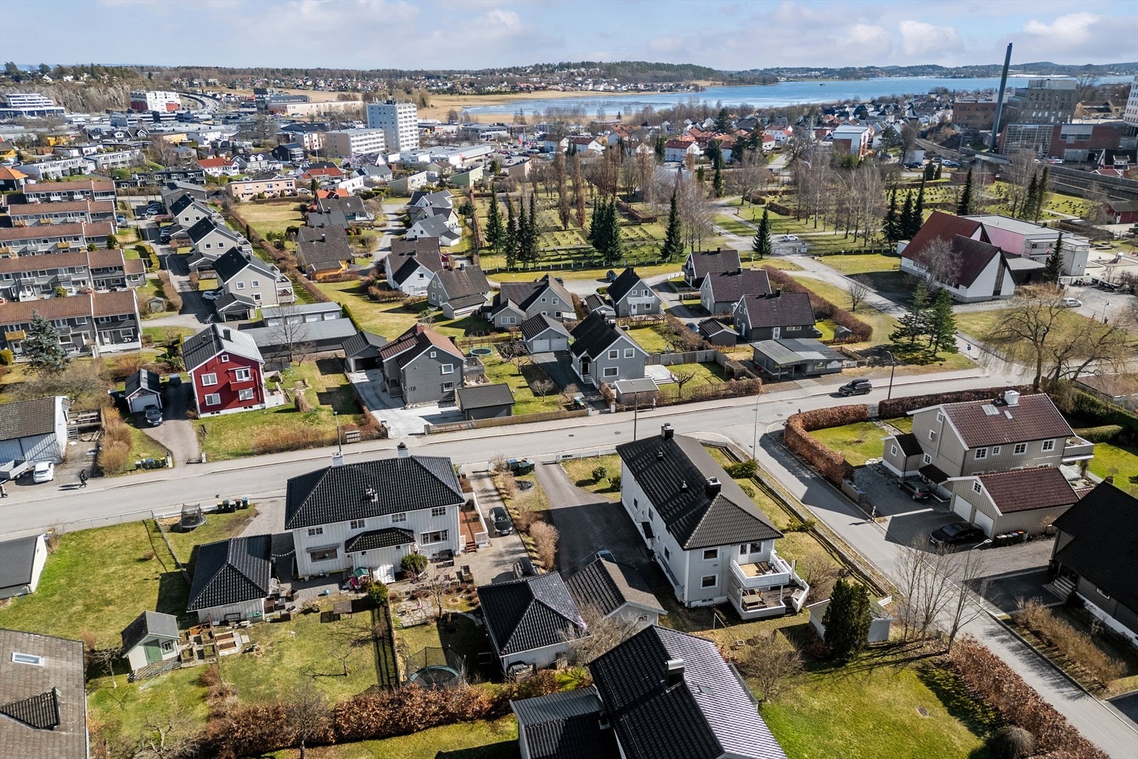 Leiligheten har en sentral og attraktiv beliggenhet på ærverdige Solvang. En ypperlig beliggenhet for deg som ønsker å bo sentralt til med gangavstand til Tønsberg sentrum. Galleribilde