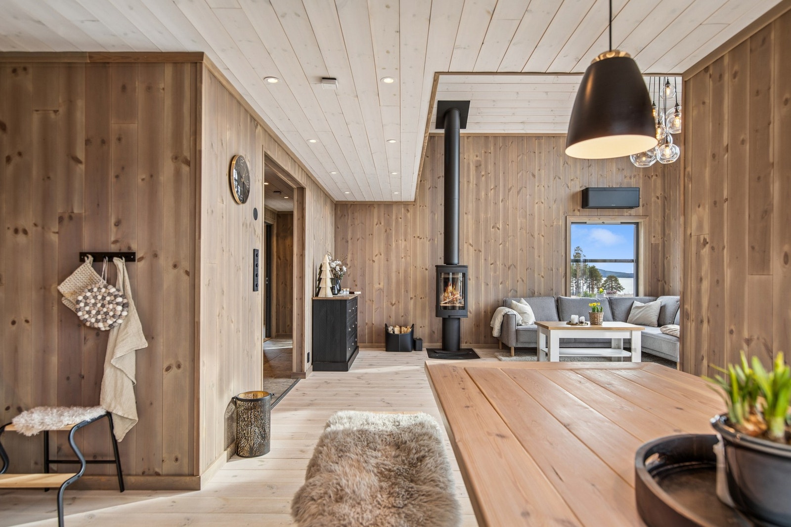 Innvendig møter du praktiske kombinasjoner av hyttesjarm og moderne løsninger. Galleribilde
