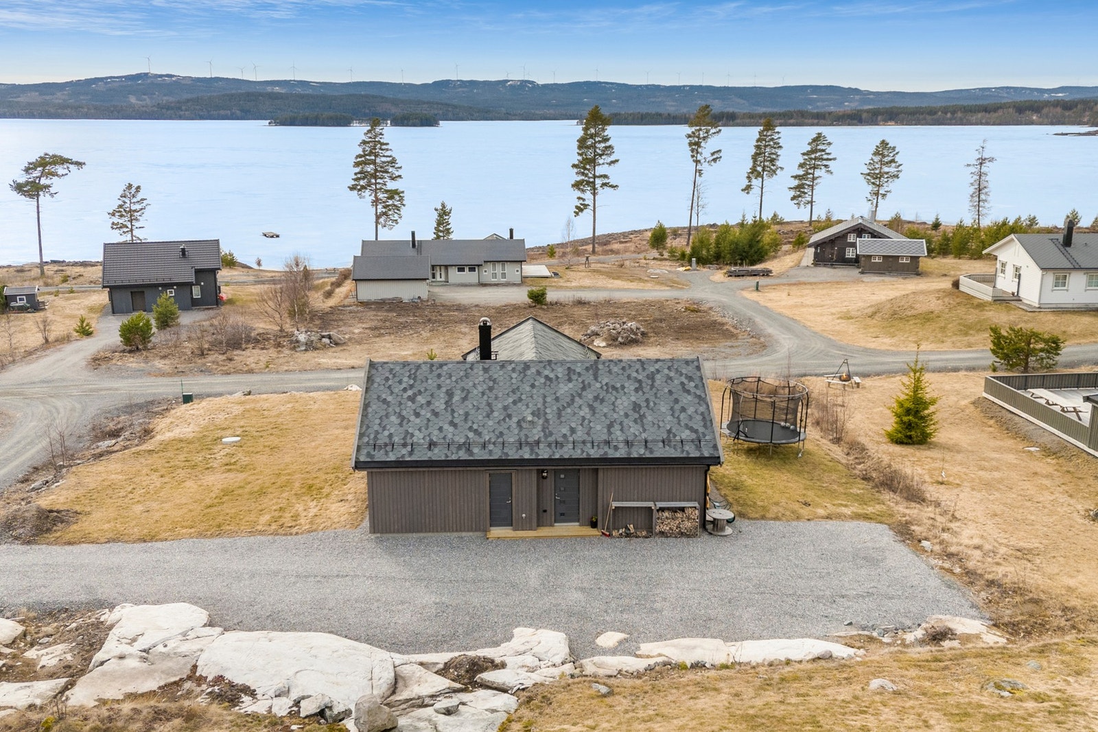 Her kan du nyte en spektakulær utsikt over Sør-Norges grunneste innsjø, kjent for sine behagelige badetemperaturer og rike fiskemuligheter. Galleribilde