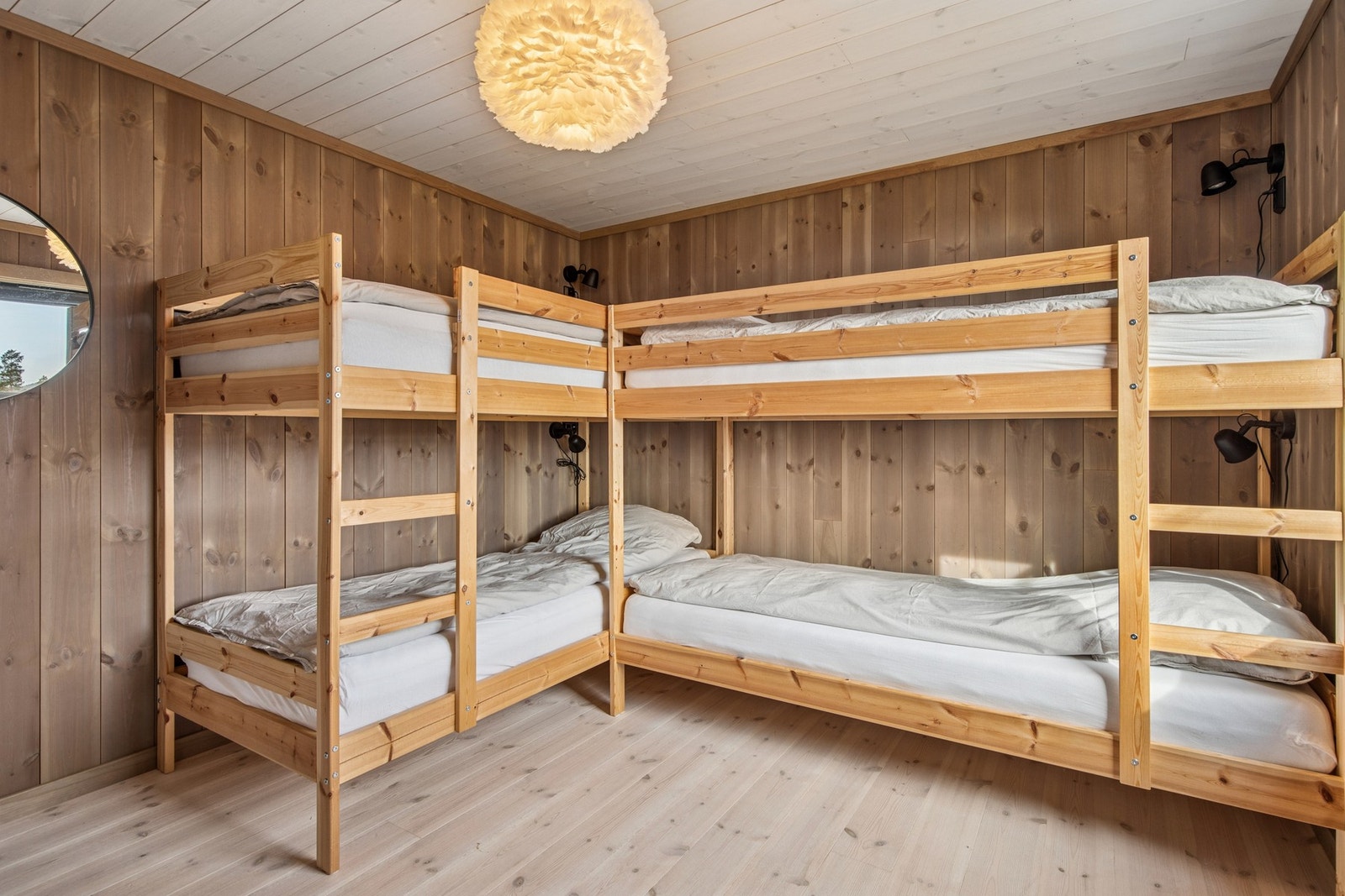 Begge rommene er av gode størrelser med plass til dobbeltseng/køyeseng. Galleribilde