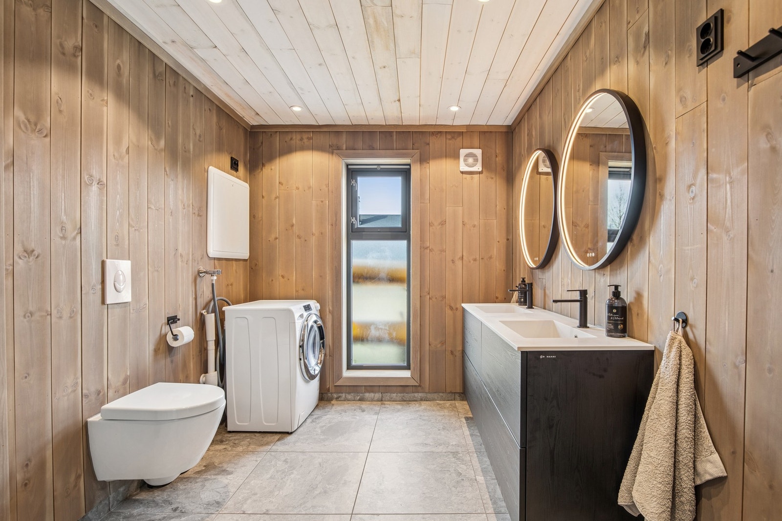 Boligen har et fullutstyrt bad, samt separat toalettrom. Badet har flislagt gulv med gulvvarme for ekstra komfort. Galleribilde