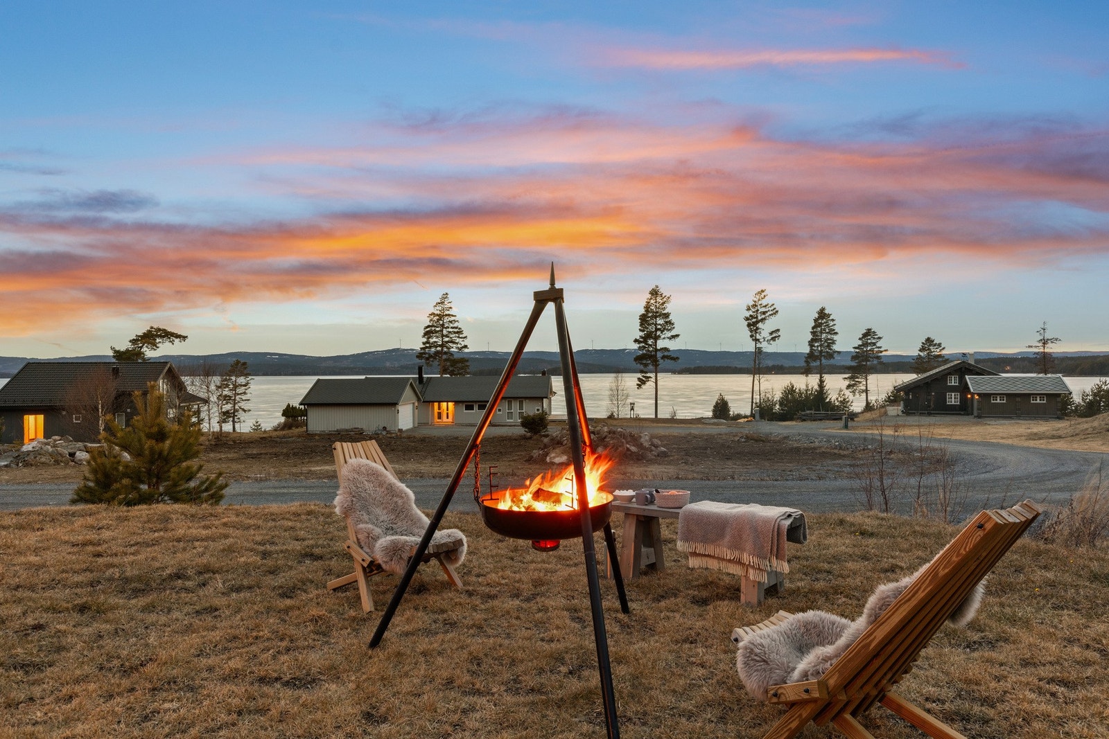 Området byr på badestrand, brygge og fine turstier for alle årstider. Galleribilde