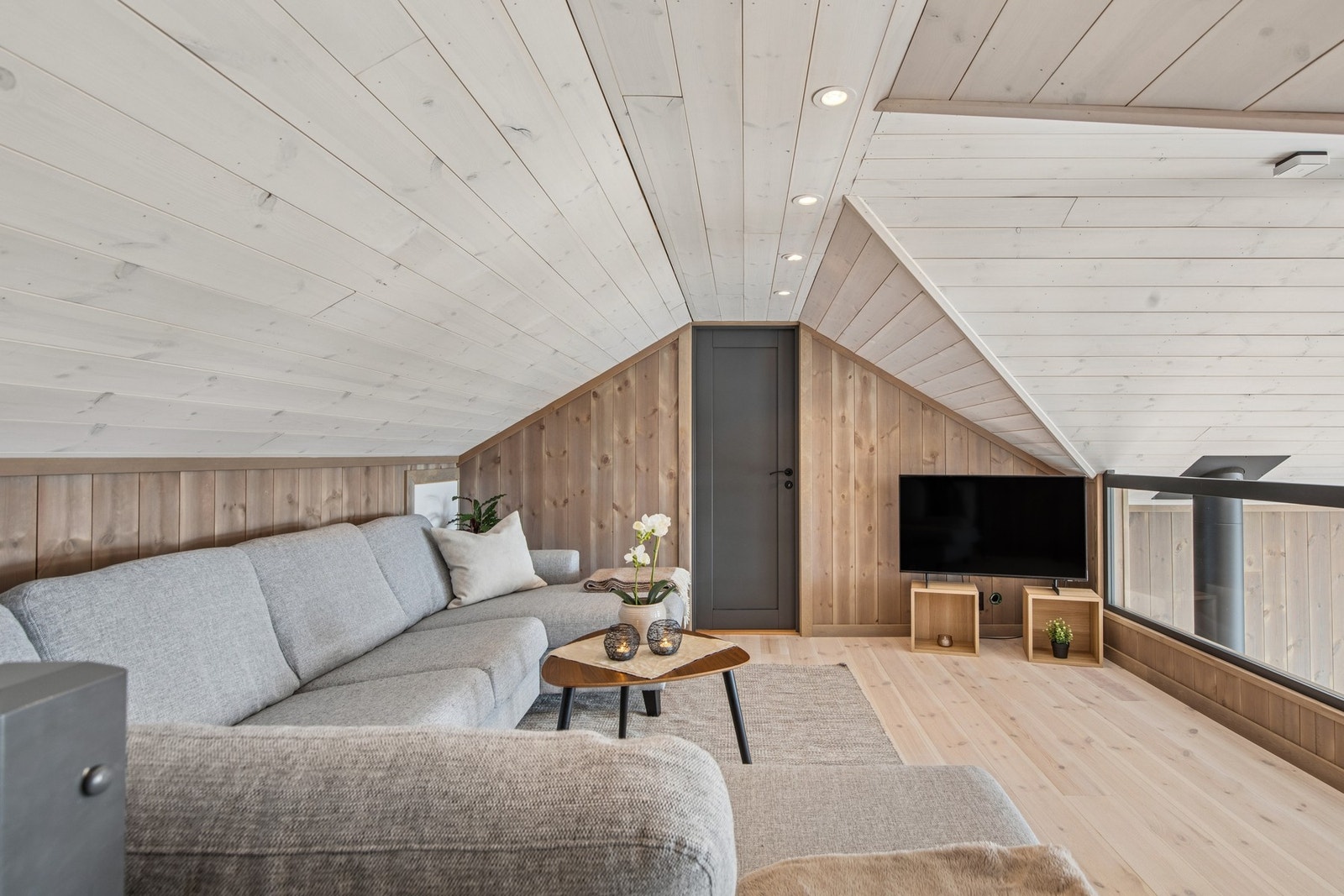 Romslig hems med innredet "stue". Galleribilde