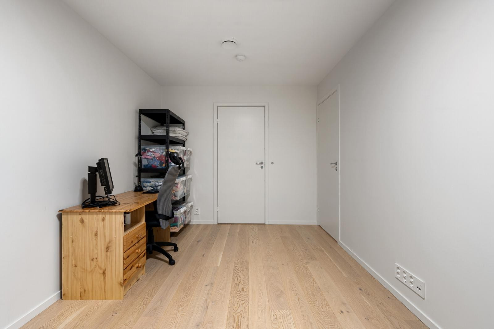 Fint areal som har mange forskjellige bruksområder. Varmekabler i gulv. Her er det plass til både lagring og en liten tv-stue.