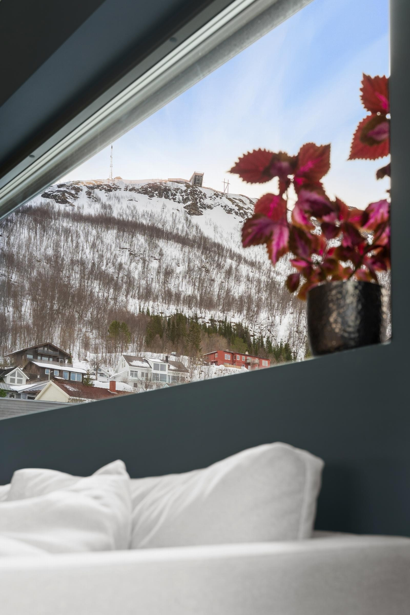 Fra stuen er det fantastisk utsikt til Fjellheisen.