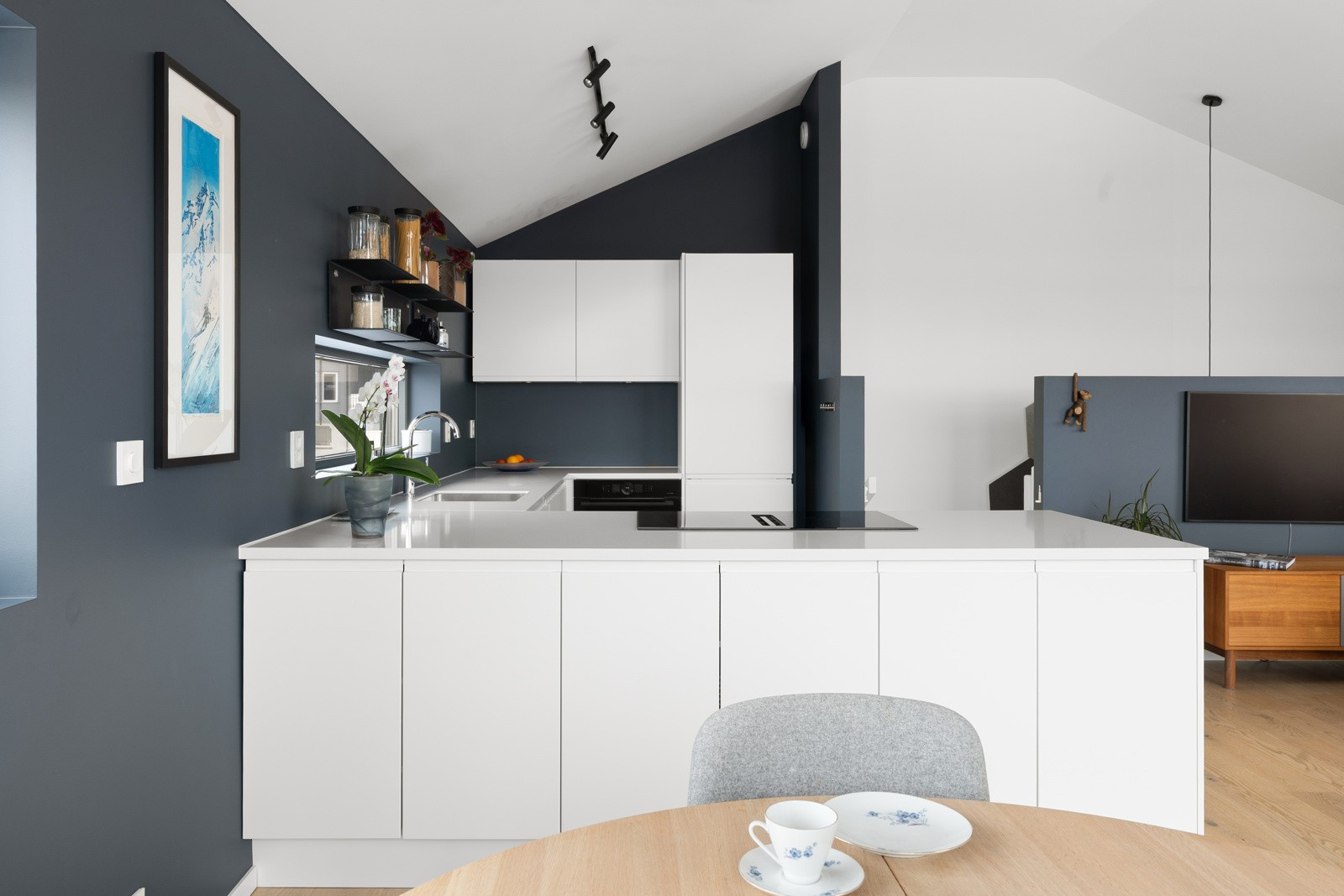 Kjøkkenet er moderne og har mye benkeplass til matlaging. Benkeplate i sten (Silestone) av høy kvalitet.