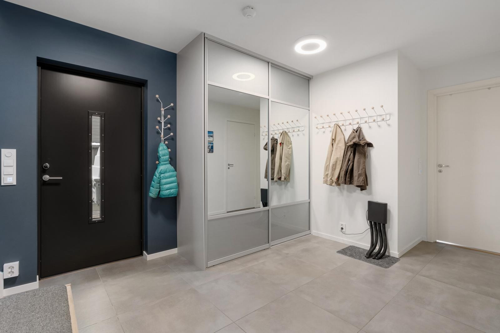 Her er det god plass i gangen med tilhørende stor speilgarderobe. Varmekabler i gulv.