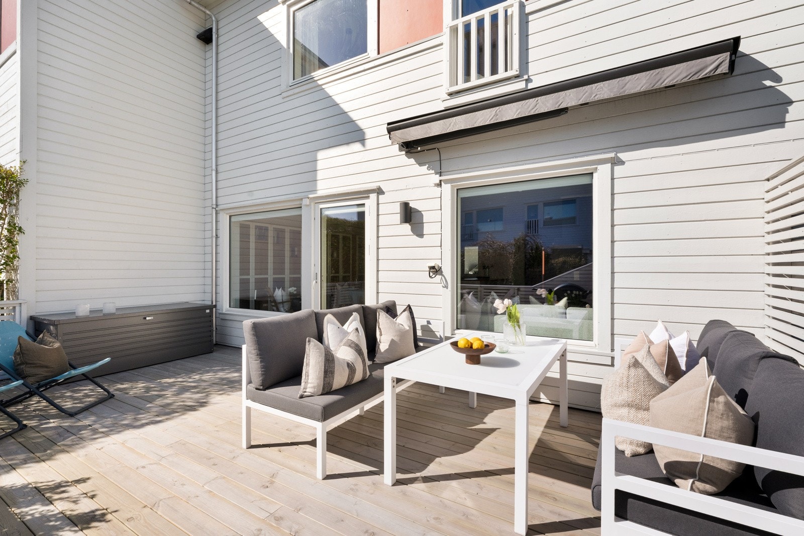 Boligens herlige uteområde med lun beliggenhet og gode solforhold. Galleribilde