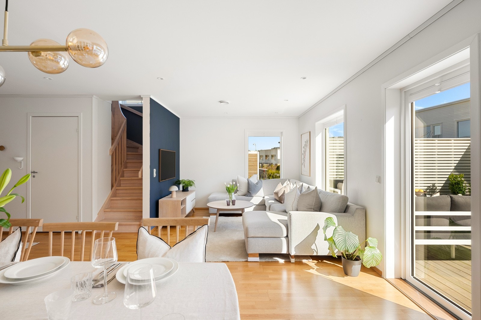 Åpen og gjennomgående stueløsning med store vindusflater og mye naturlig lys, som gir en behagelig atmosfære i rommet. Galleribilde