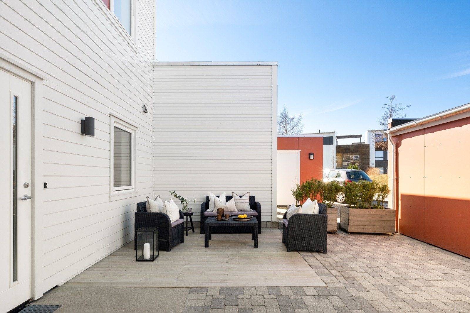 Inngangspartiet har god plass til utemøblement slik at du kan nyte solen fra morgen til kveld. Galleribilde