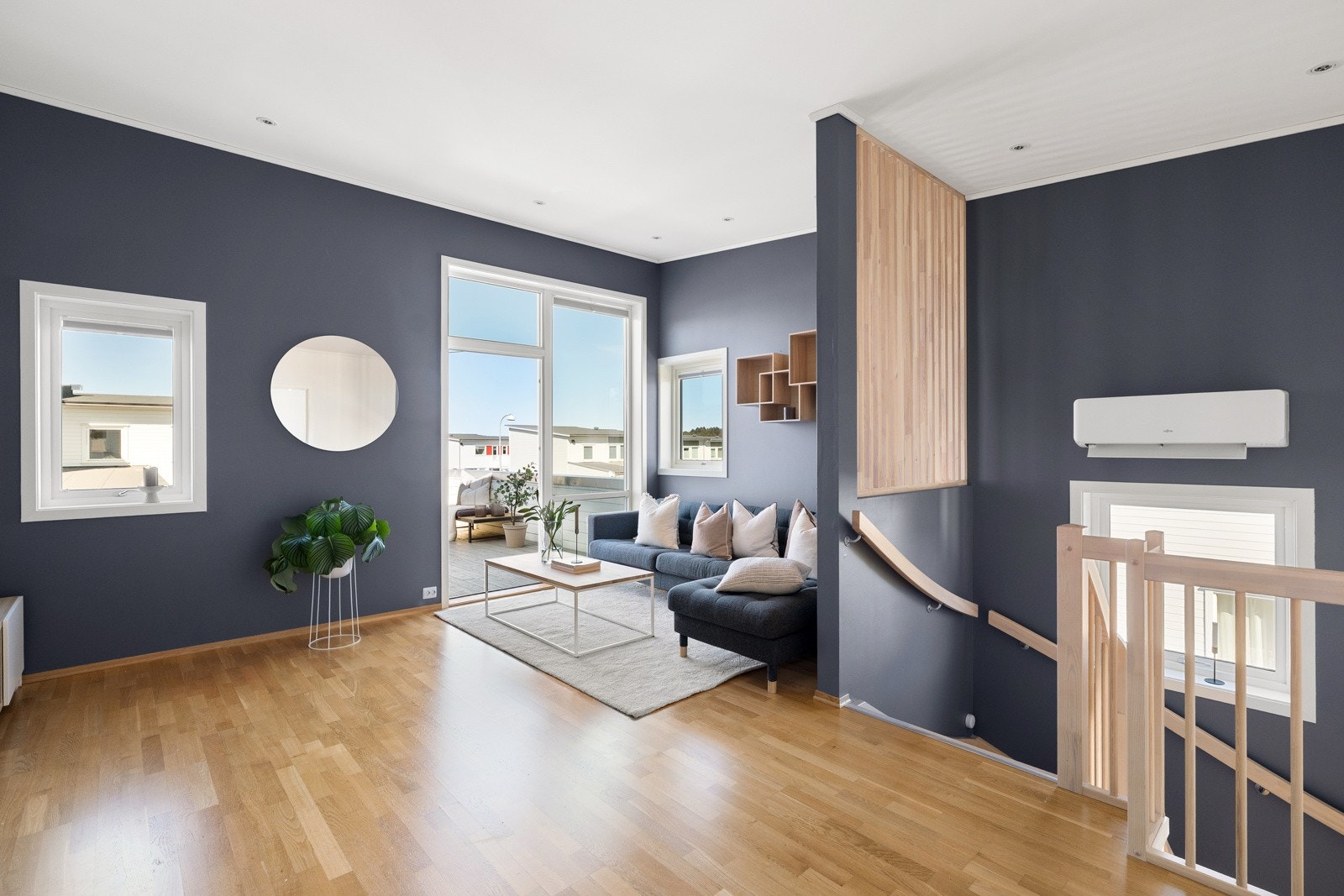 Her får du en luftig loftstue med god romfølelse og plass til ønsket møblement. Galleribilde