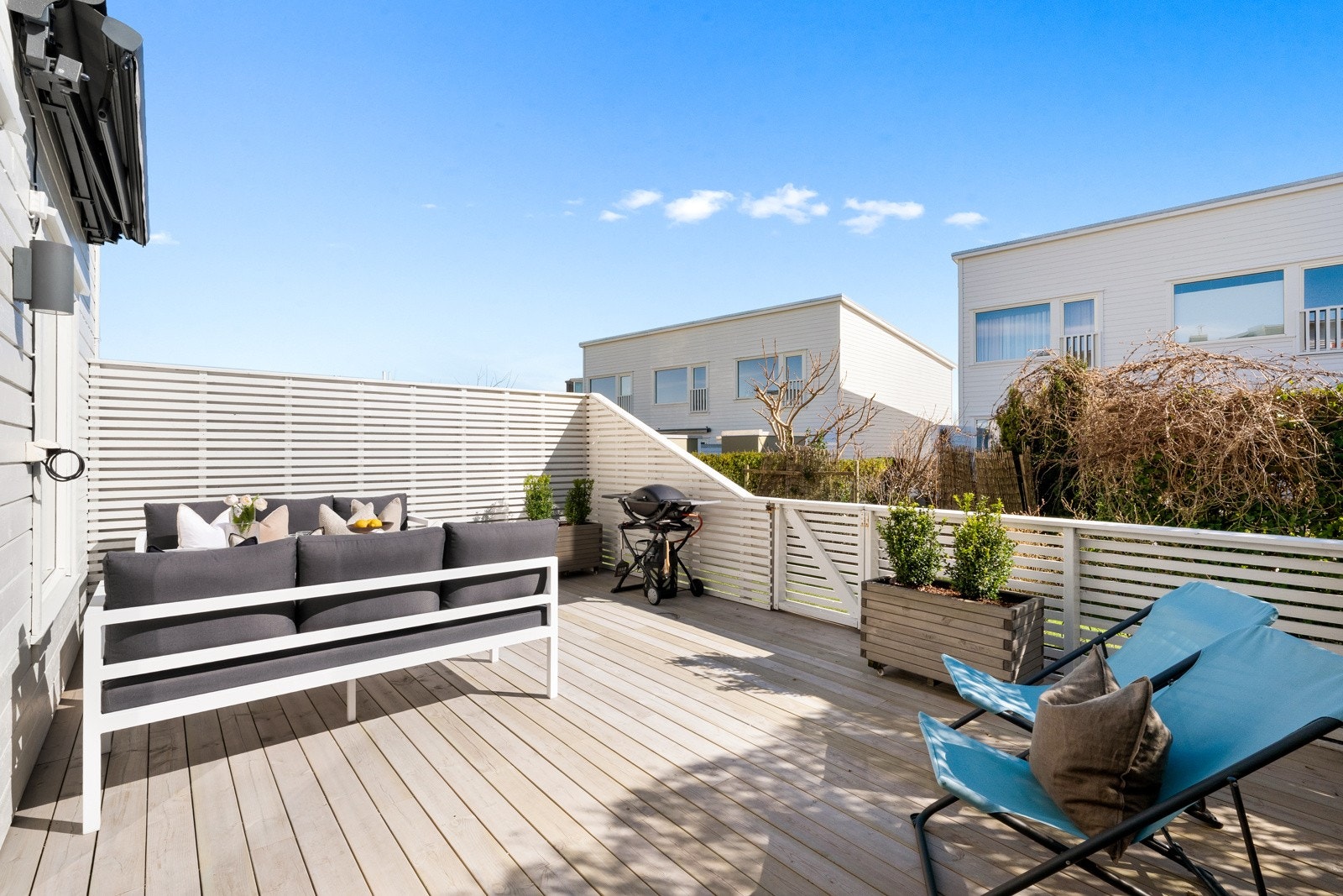 Innred med passende utemøblement, grill, spisegruppe, solstoler mm... Galleribilde