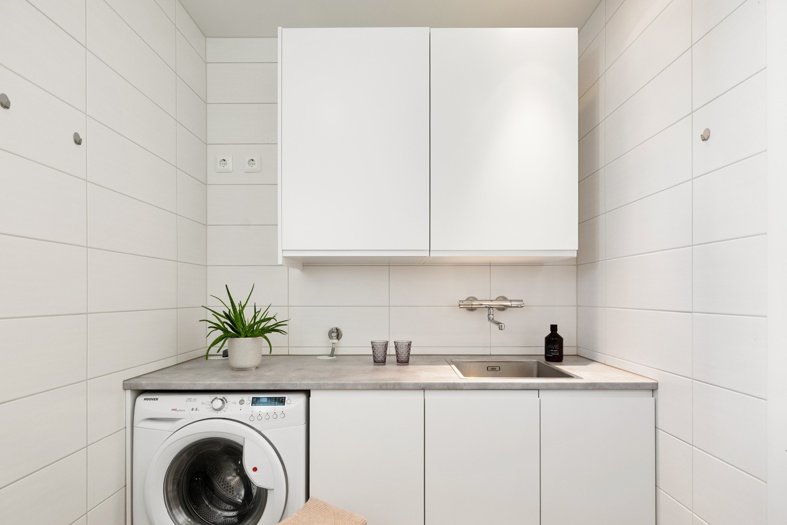 Bad/vaskerom med opplegg for vaskemaskin. Praktisk løsning med seksjon med benk og skaper. Originalt var det dusj på dette badet og kan tilbakeføres. Galleribilde