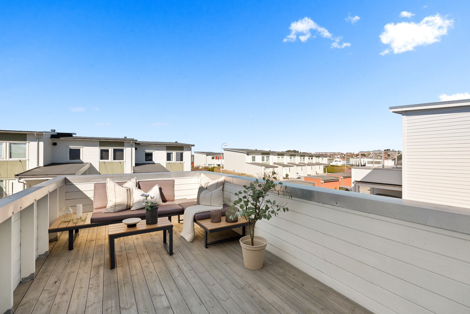 Fra loftstuen har du utgang ut til den herlige takterrassen med nydelig utsikt og gode solforhold. Her kan du nyte kveldssolen. Galleribilde