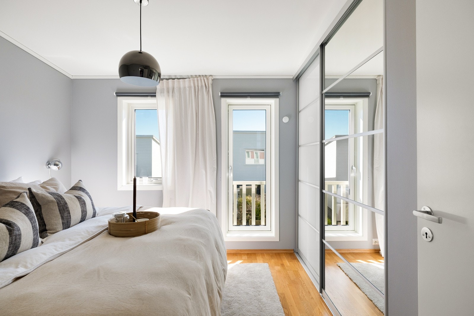 Det er allerede innredet med garderobeskap med plass til alt av klær og tilbehør. Galleribilde