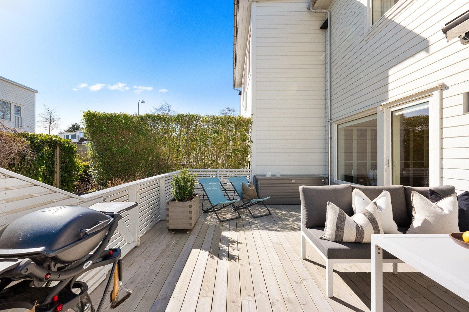 Hagen kan by på epletrær, blåbær- og jordbærbusker. Galleribilde