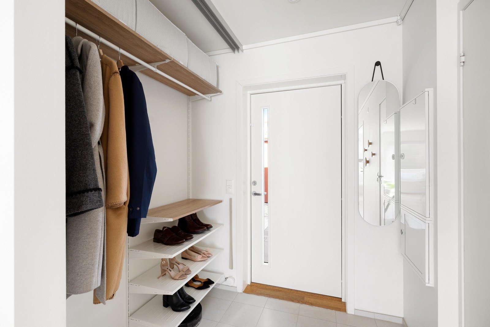 Entrè med god plass til oppheng av yttertøy og sko. Skyvedører til garderobeinnredning er ikke montert, men følger i handelen. Galleribilde