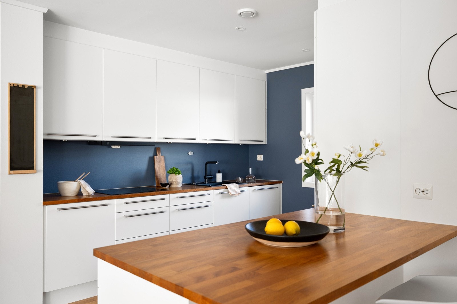 Det er rikelig med skap- og benkeplass til det du måtte ha av kjøkkenutstyr. Galleribilde