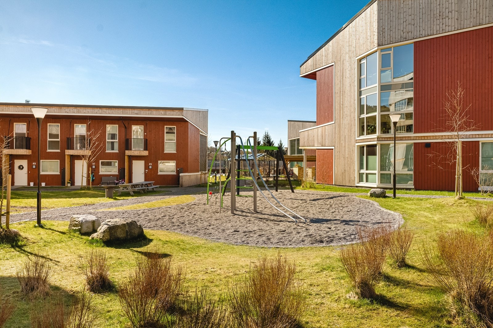Nedre Siljustøl ble i 2022 nominert til Arkitektur og Byformingsprisen | Dette med bakgrunn av bygg og
byrom som i samspill med omgivelsene tilfører området nye kvaliteter gjennom en helhetlig løsning av funksjon, form og materialbruk Galleribilde