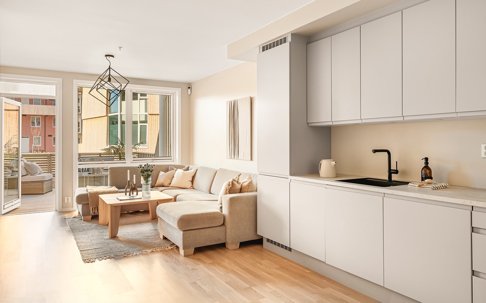 Merk den lekre benkeplaten i "white raw concrete" | Alle fronter er byttet ut til en mer eksklusivt støvgrå finish! Galleribilde