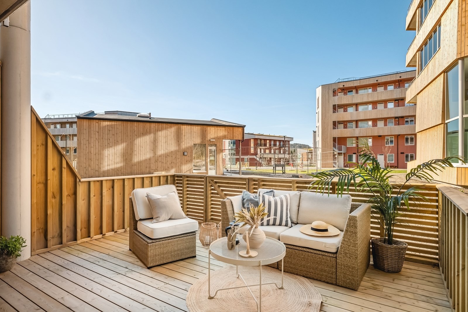 Fra stuen har vi adkomst til terrasse som måler hele 19kvm! | Denne er sør vestvendt som er synonymt med kveld/ettermiddag sol Galleribilde