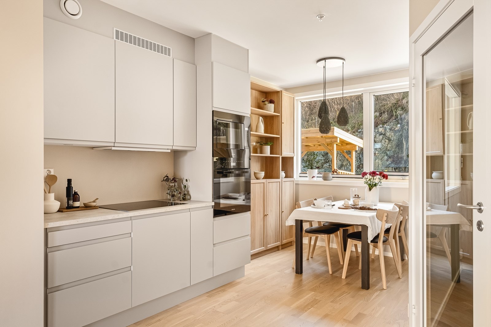 Merk pyrolyse ovnen fra Miele og microen av samme kvalitetsmerke | Det er integrerte kombiskap også fra Miele Galleribilde