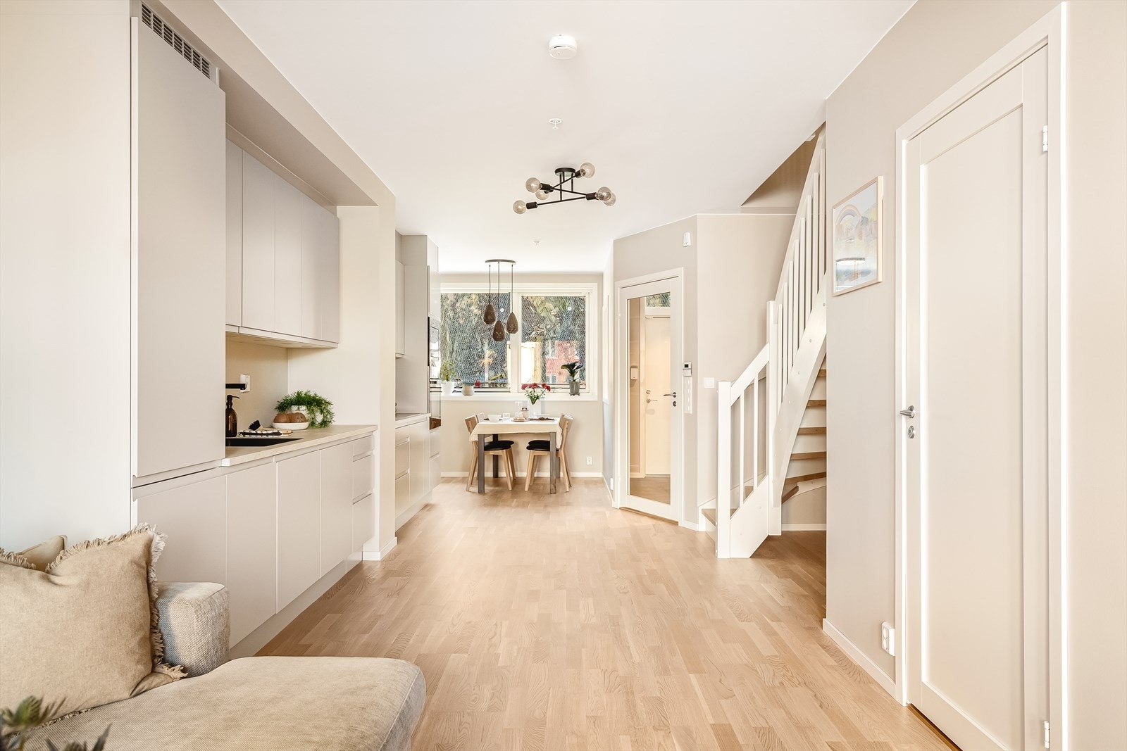 Videre kommer du inn til den åpne stue/kjøkken løsningen. Galleribilde