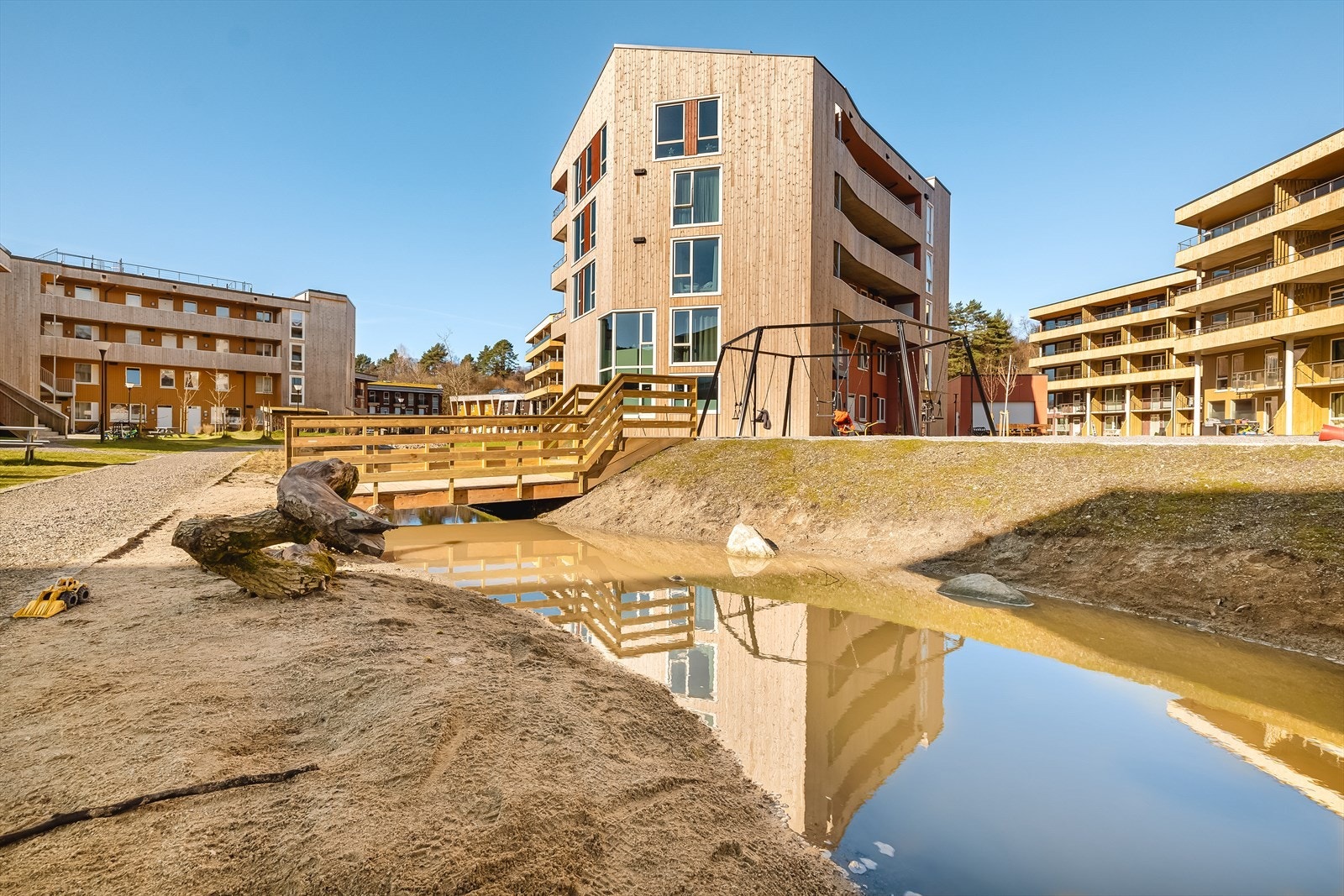 Tunet har nylig fått fjernet det meste av rekkverk i forbindelse med oppføringen av eiendommene | Idag er det et yrende liv av barn og foreldre som "alle" er i samme fase i livet! Galleribilde