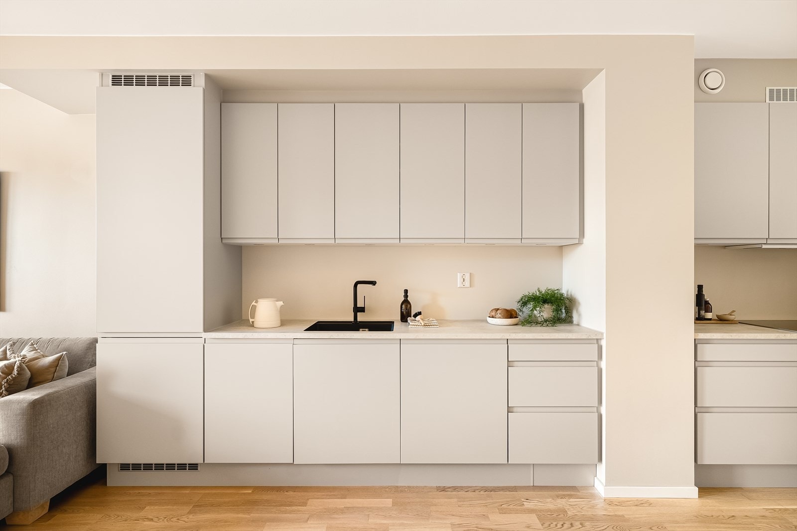 Stilrent kjøkken fra kvalitetsmerket HTH | Kjøkkenet er påkostet med mer oppbevaring og større arbeidsflate | Oppvaskmaskin fra Miele og uttrekkbar kran er noen av drøssevis av påkostninger Galleribilde