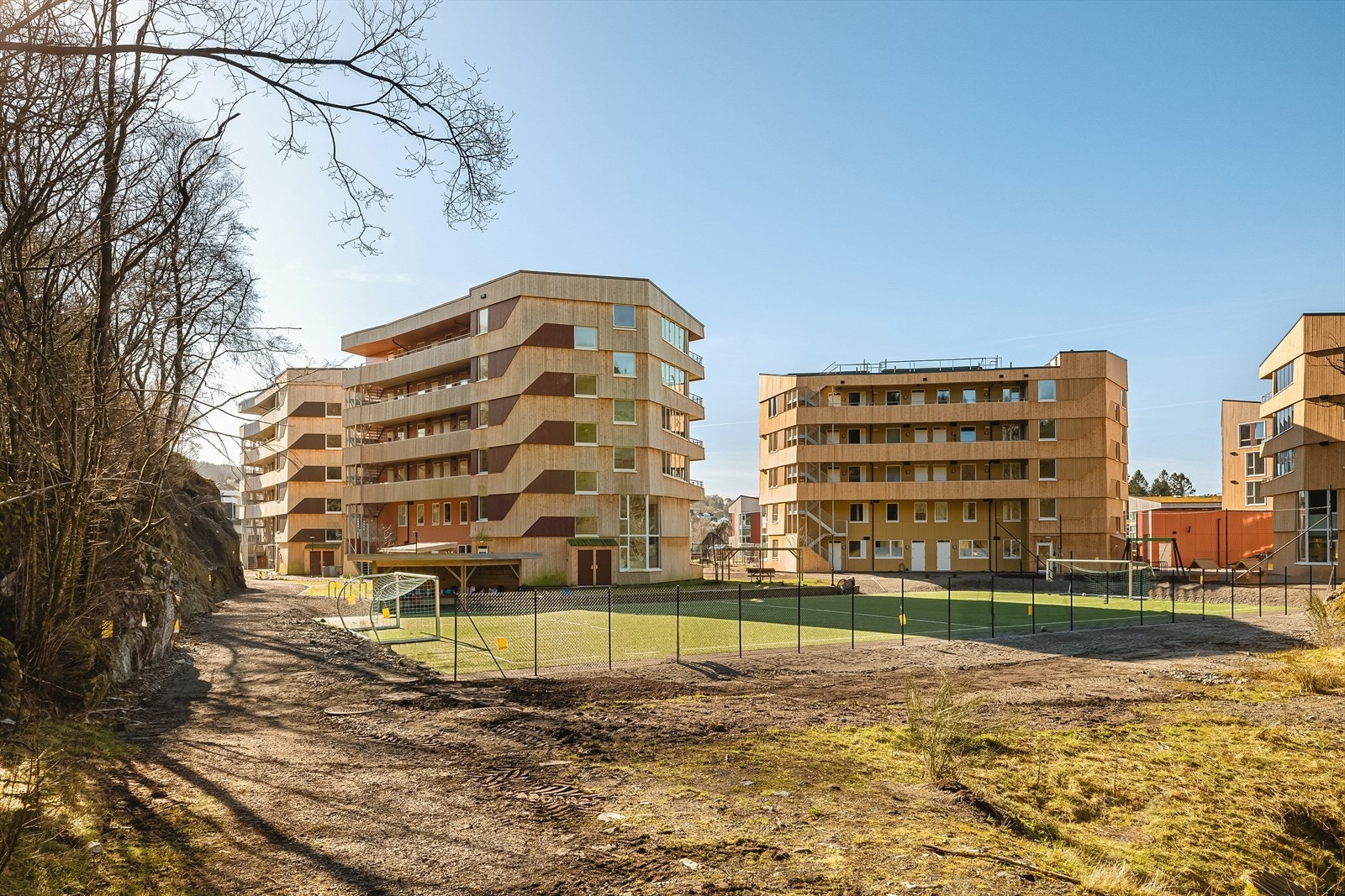 Eiendommen har en intern beliggenhet som er helt utmerket med mulighet for å kjøre matvarene helt frem til ytterdøren! Galleribilde