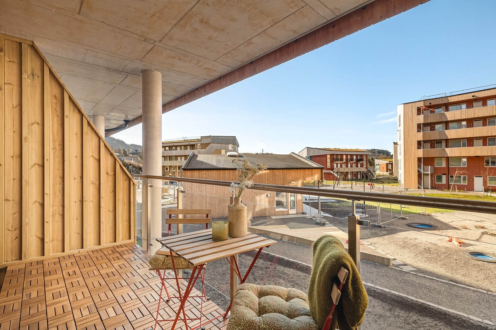 Balkongen er sør vestvendt på lik linje med terrassen! Galleribilde