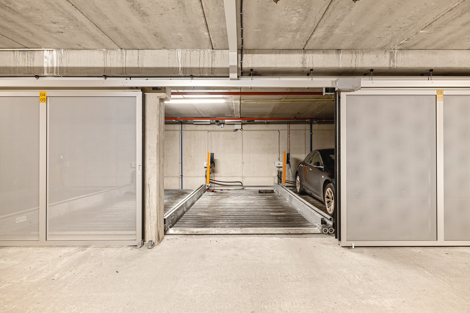 Eiendommen har egen garasajeplass som var et dyrt tilvalg påkostet av nåværende eier | Elbil-lader medfølger Galleribilde