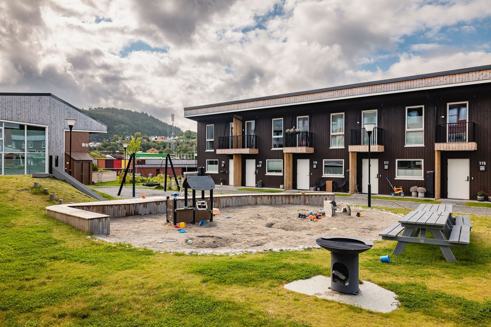 "Hovedlekeplassen" på tunet | Et samlepunkt for både foreldre og de små | Her er det rikelig med barn som leker etter middagen | Gode oppvekstsvilkår i trygge omgivelser Galleribilde