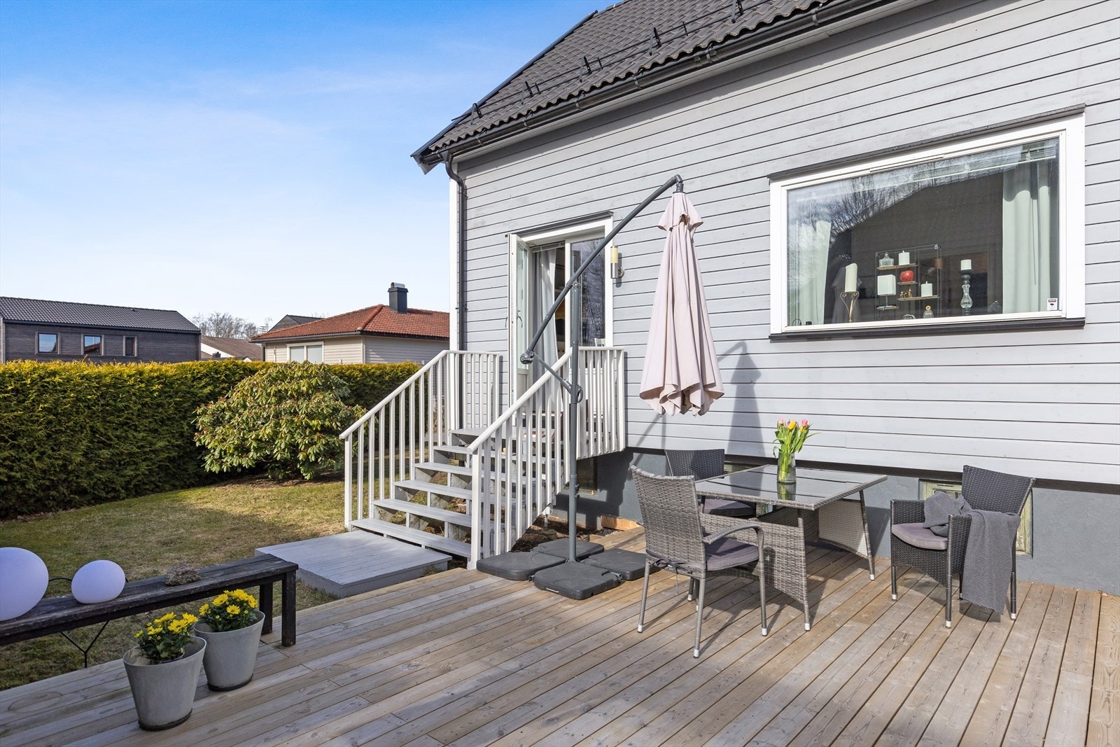 Tujahekk bidrar til usjenerte utearealer. Galleribilde