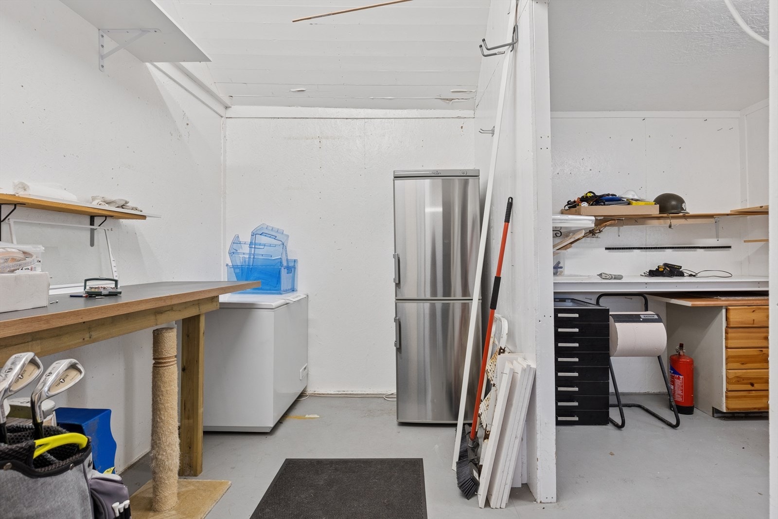 innredet som kontor/hobbyrom. Galleribilde
