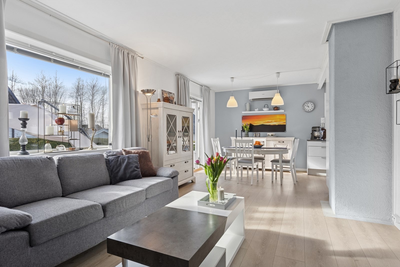 God plass til TV- og spisestue. Galleribilde