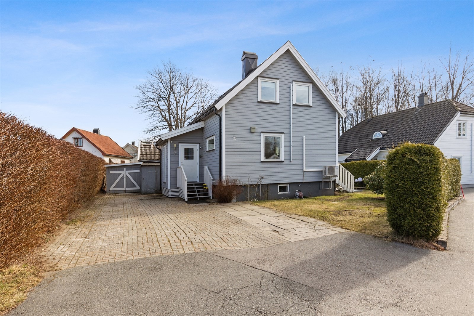 Romslig gårdsplass, med belegningsstein. Boder rett frem. Galleribilde