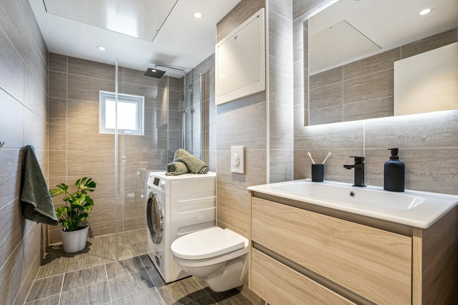 Et elegant og delikat bad med moderne fasiliteter. Bad og rør var nye i 2018, i regi av borettslaget. Galleribilde