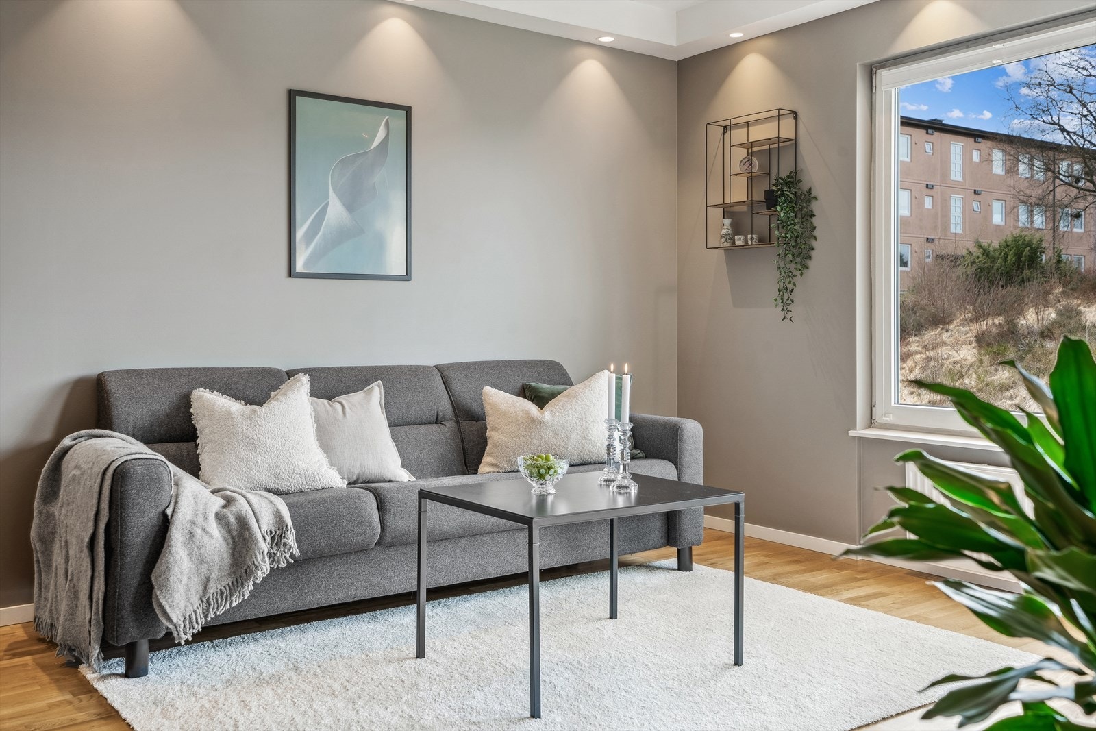 En trivelig stue med behagelig fargevalg og downlights i flott, nedsenket kasse. Galleribilde