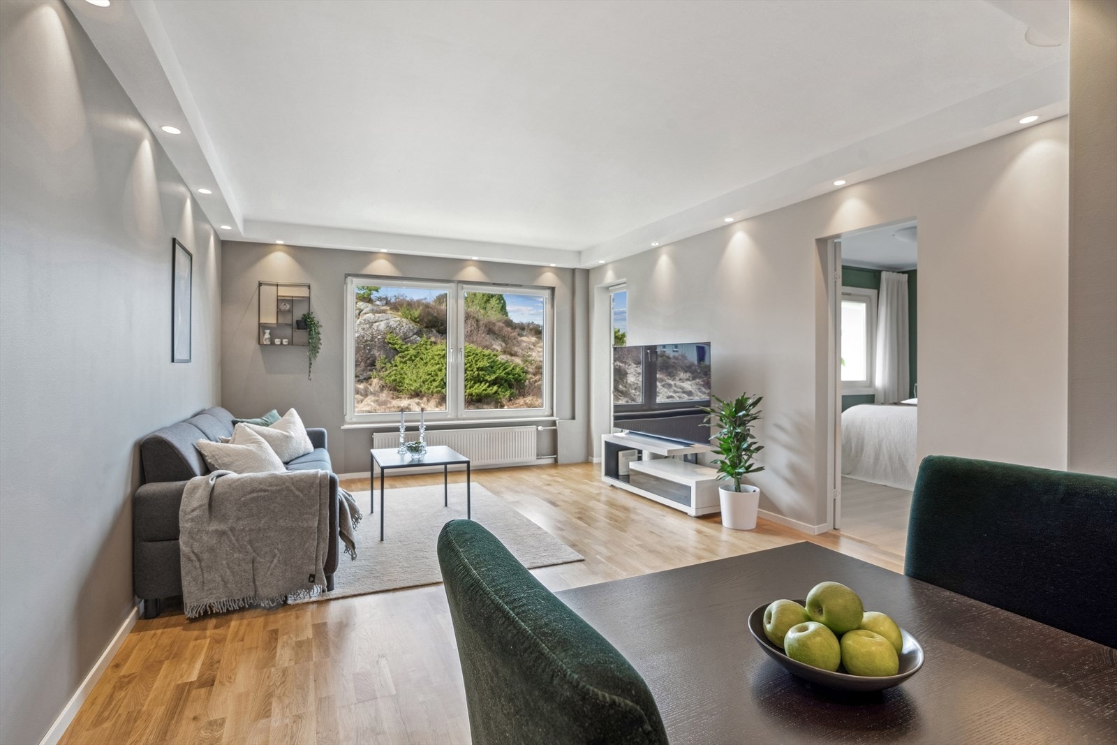 Store vinduer som slipper inn rikelig med dagslys. Utgang til herlig, solrik balkong. Galleribilde