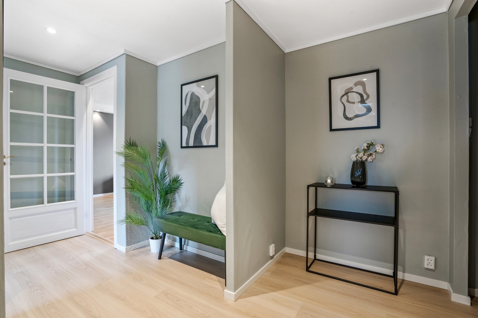 En lys og romslig entré med god plass til oppbevaring av sko og yttertøy. Galleribilde