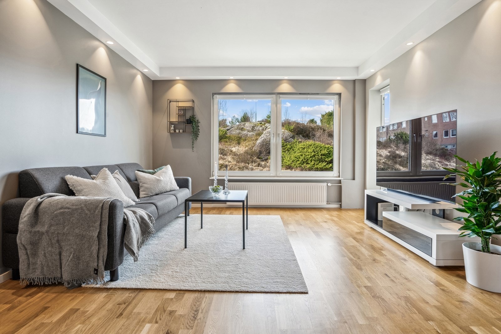 Radiatorvarme i stuen er inkludert i fellesutgifter. Radiatoren gir godt med varme og var ny i 2019. Galleribilde