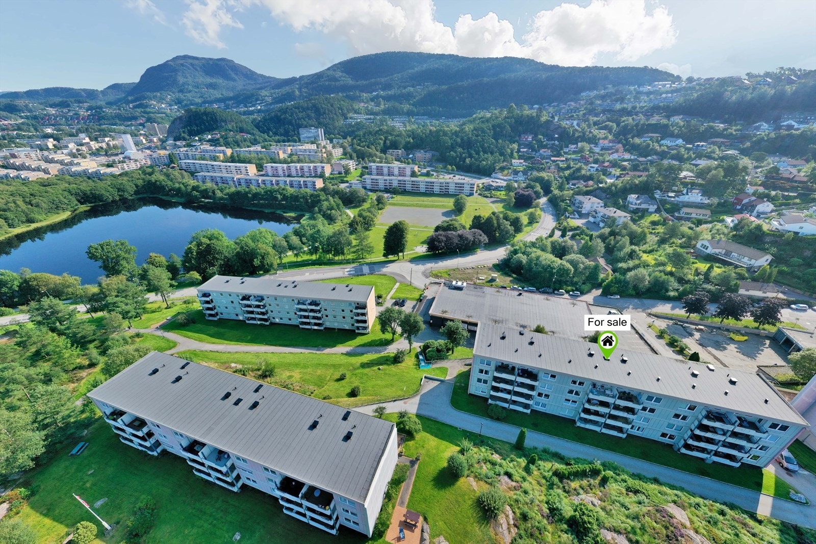 Nærområdet er rolig og svært hyggelig, med lekeplass og store grøntarealer, samt kort vei til Ortuvannet, som er ideelt for søndagsturer. Galleribilde