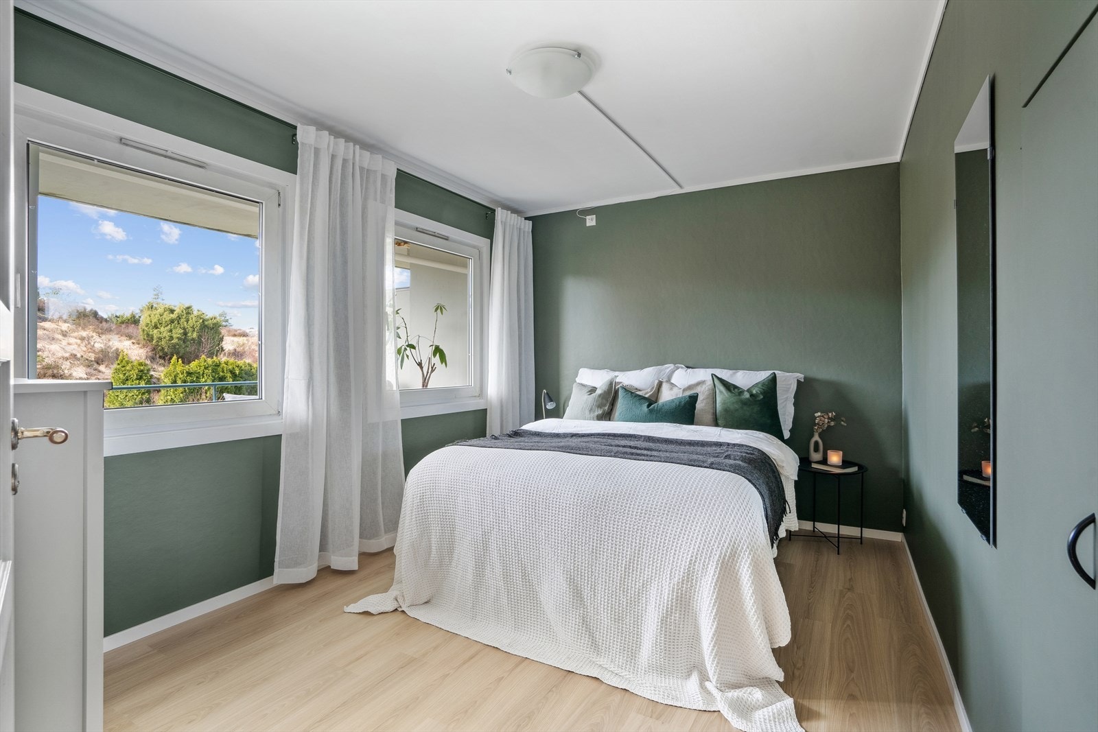 Leiligheten har 2 soverom malt i duse, pene farger. God plass til seng, nattbord og garderobeskap. Galleribilde