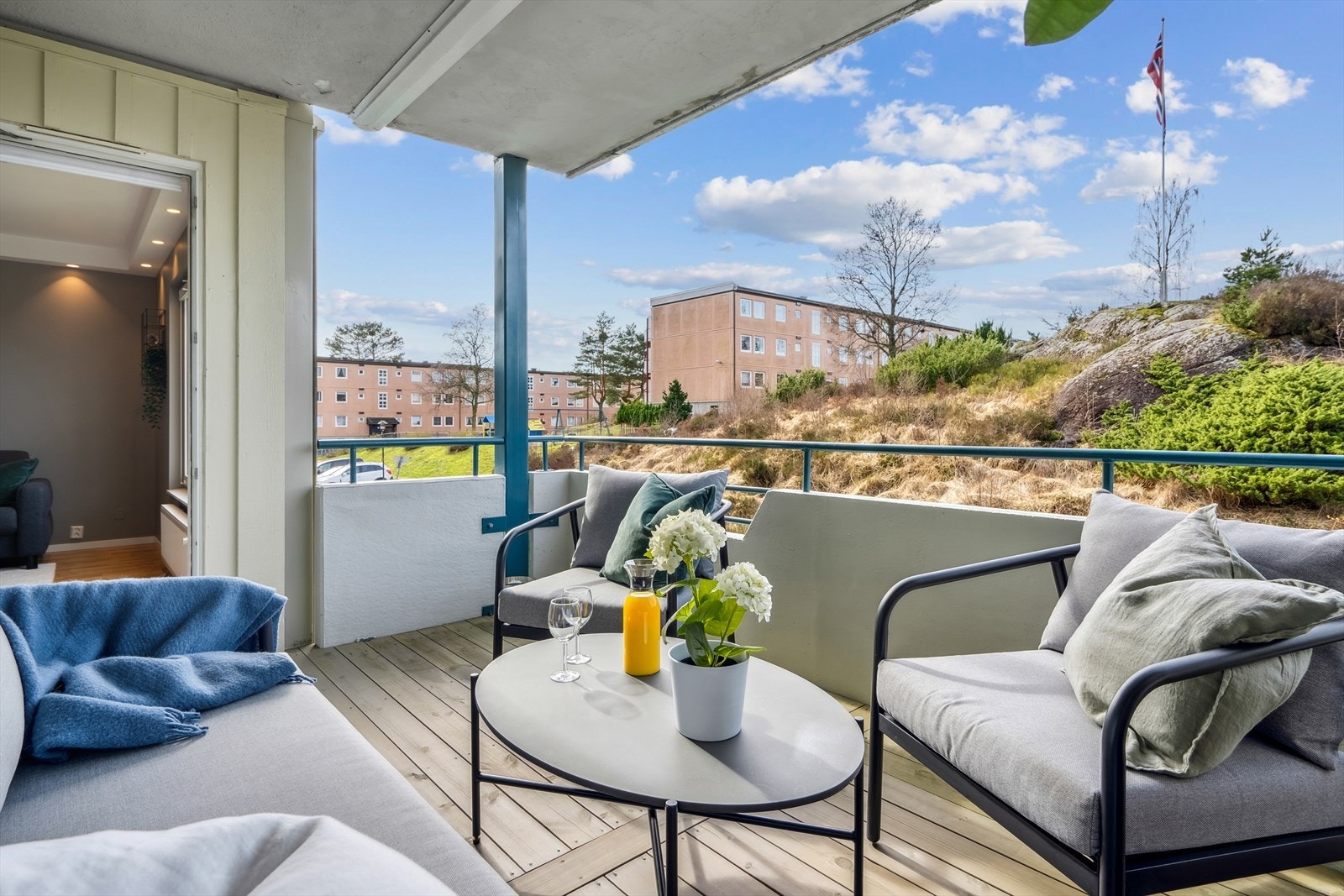 Herlig, solrik balkong på ca 10 kvm. Det ble lagt nye terrassebord i 2020, og vegger, murvegger og rekkverk på balkong ble malt i 2022. Galleribilde