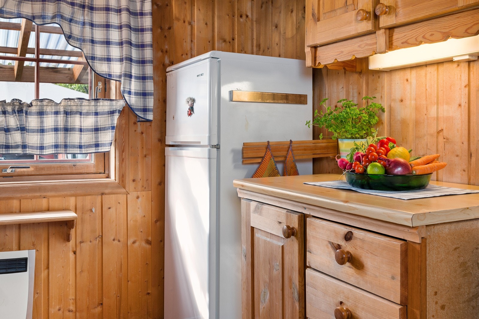 Komfyr, kjøl-/fryseskap, samt ventilator med avtrekk til over tak. Galleribilde