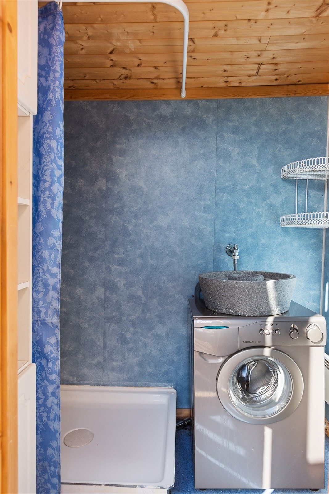 Hytta har også bad med inngang fra terrasse. Her er det høyskap, dusj og opplegg for vaskemaskin. Galleribilde