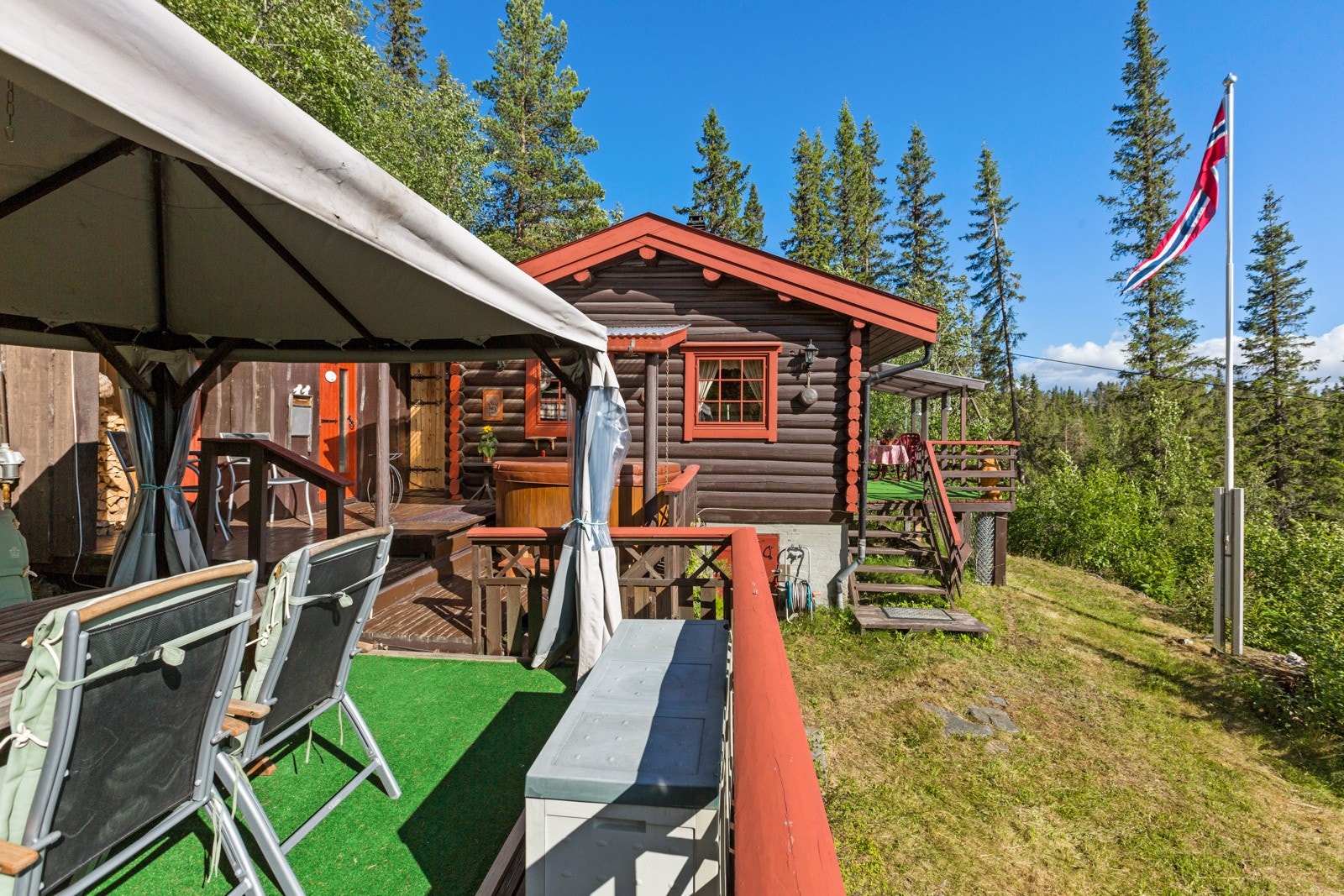 Den ligger høyt og fritt opp for fylkesveien, med fin utsikt utover dalen. Galleribilde